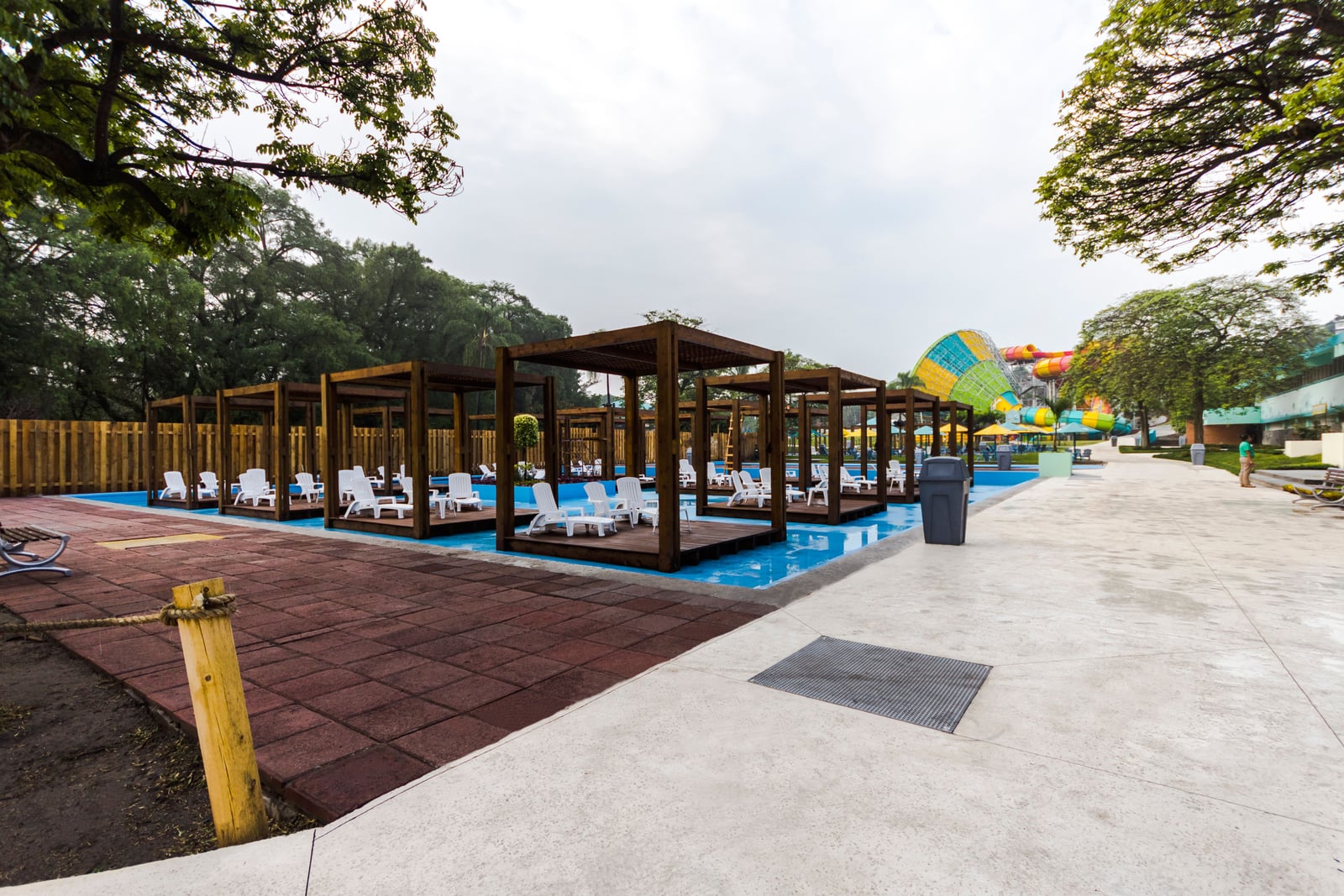 Pérgolas y áreas de descanso en Hurricane Harbor Oaxtepec