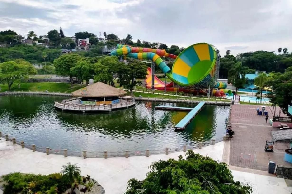 Pabellón del restaurante en el lago de Hurricane Harbor Oaxtepec