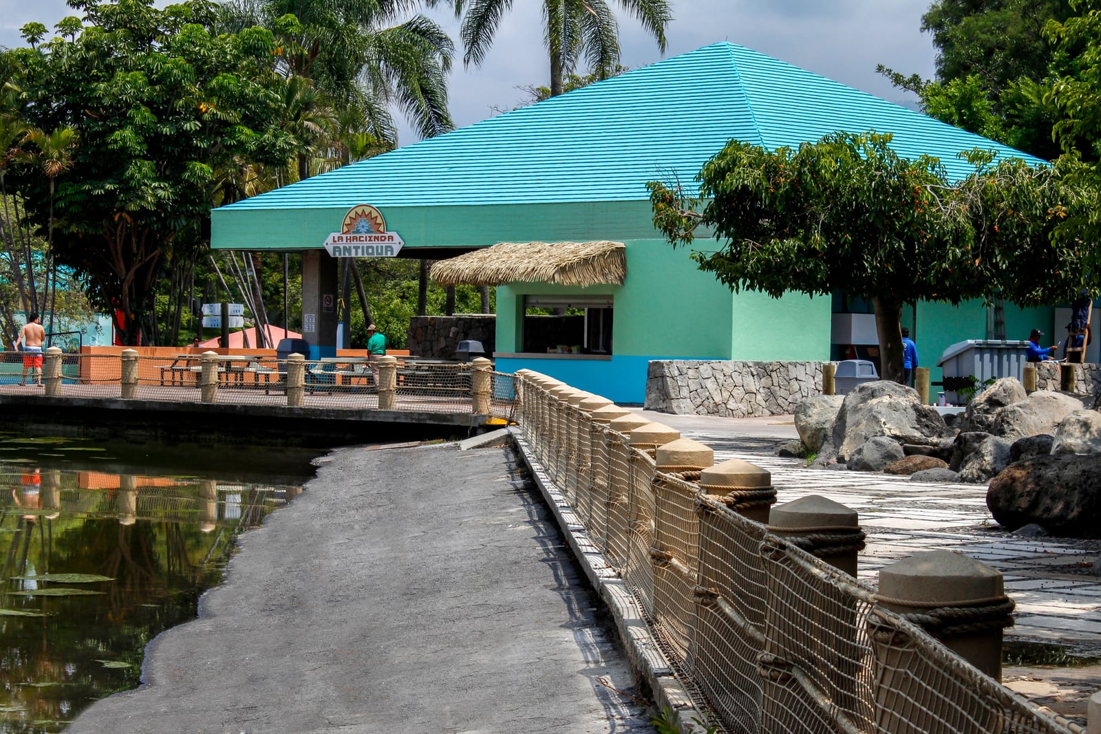 La Hacienda Antigua y recorrido junto al lago
