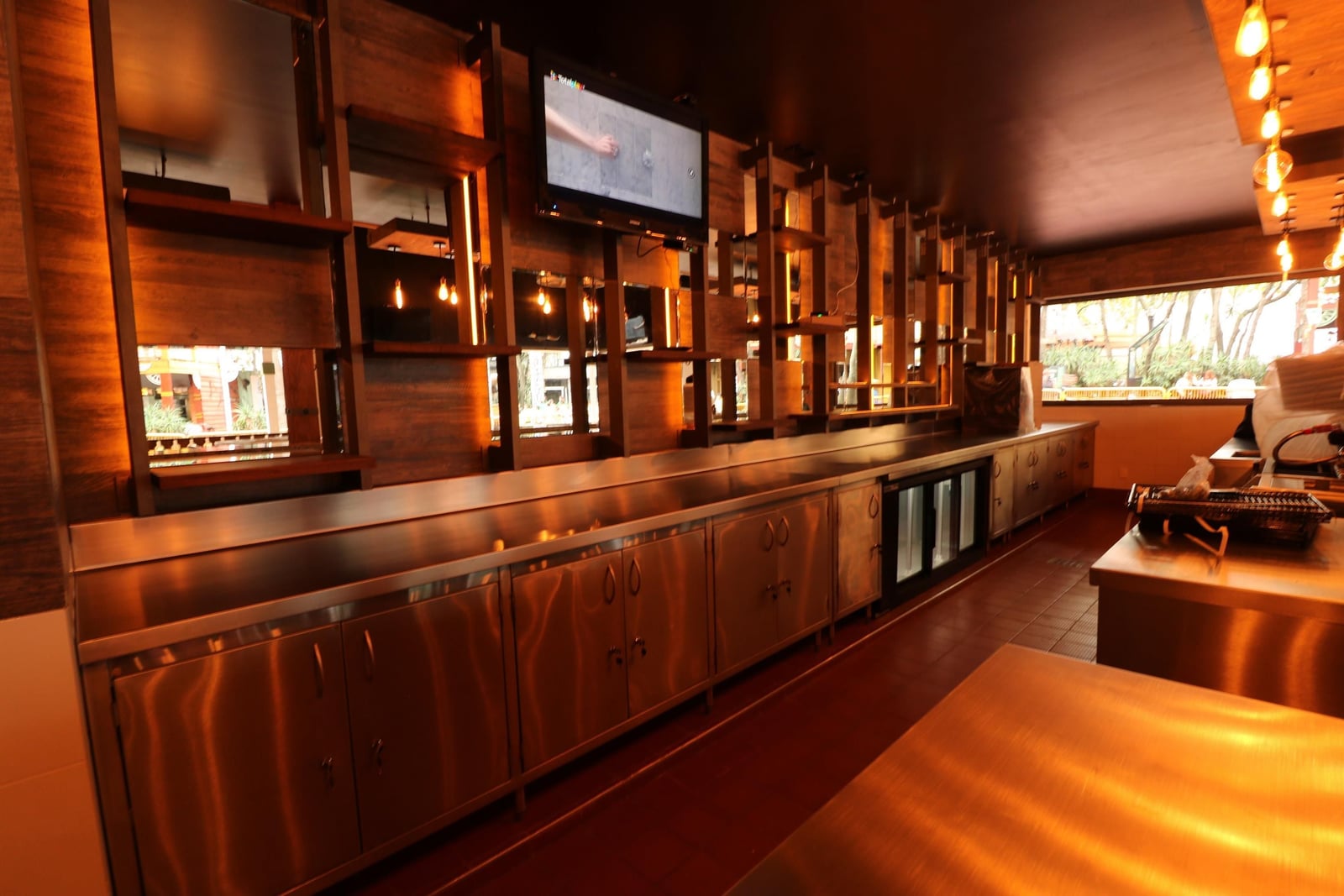 Barra de madera y área de servicio del Sports Bar