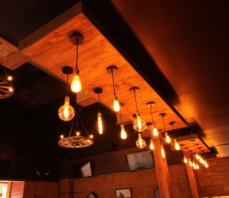 Luminarias y detalle interior del Sports Bar
